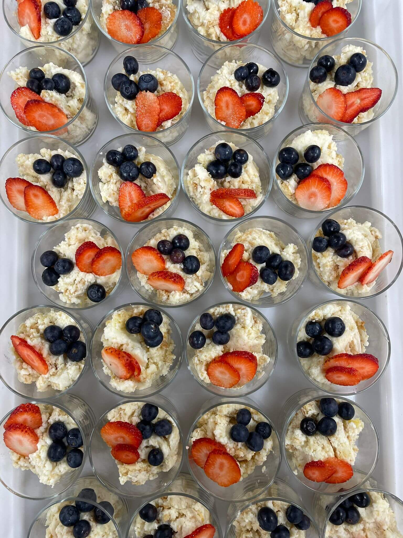 Dessertbecher Mit Beeren Und Creme