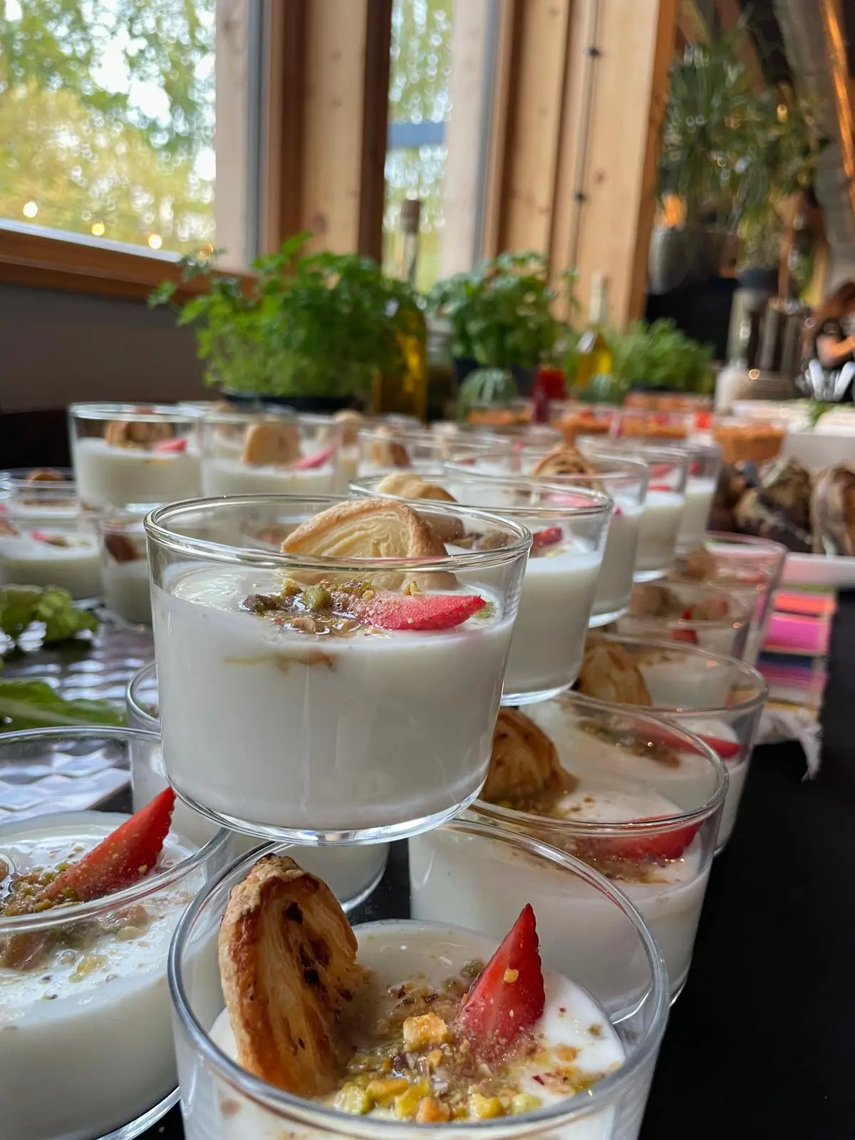 Dessertgläser Mit Joghurt Erdbeeren Und Pistazien