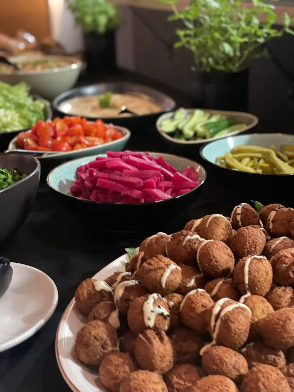 Falafel Platte Mit Beilagen Catering