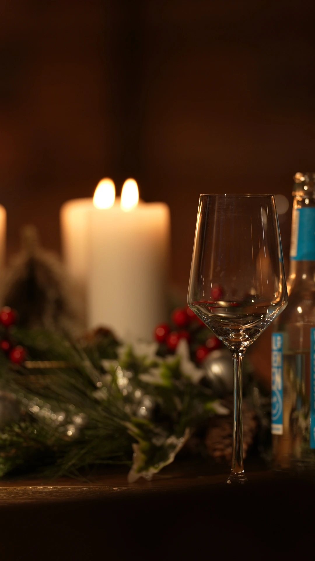 Festliche Tischdekoration Mit Kerzen Und Weinglas