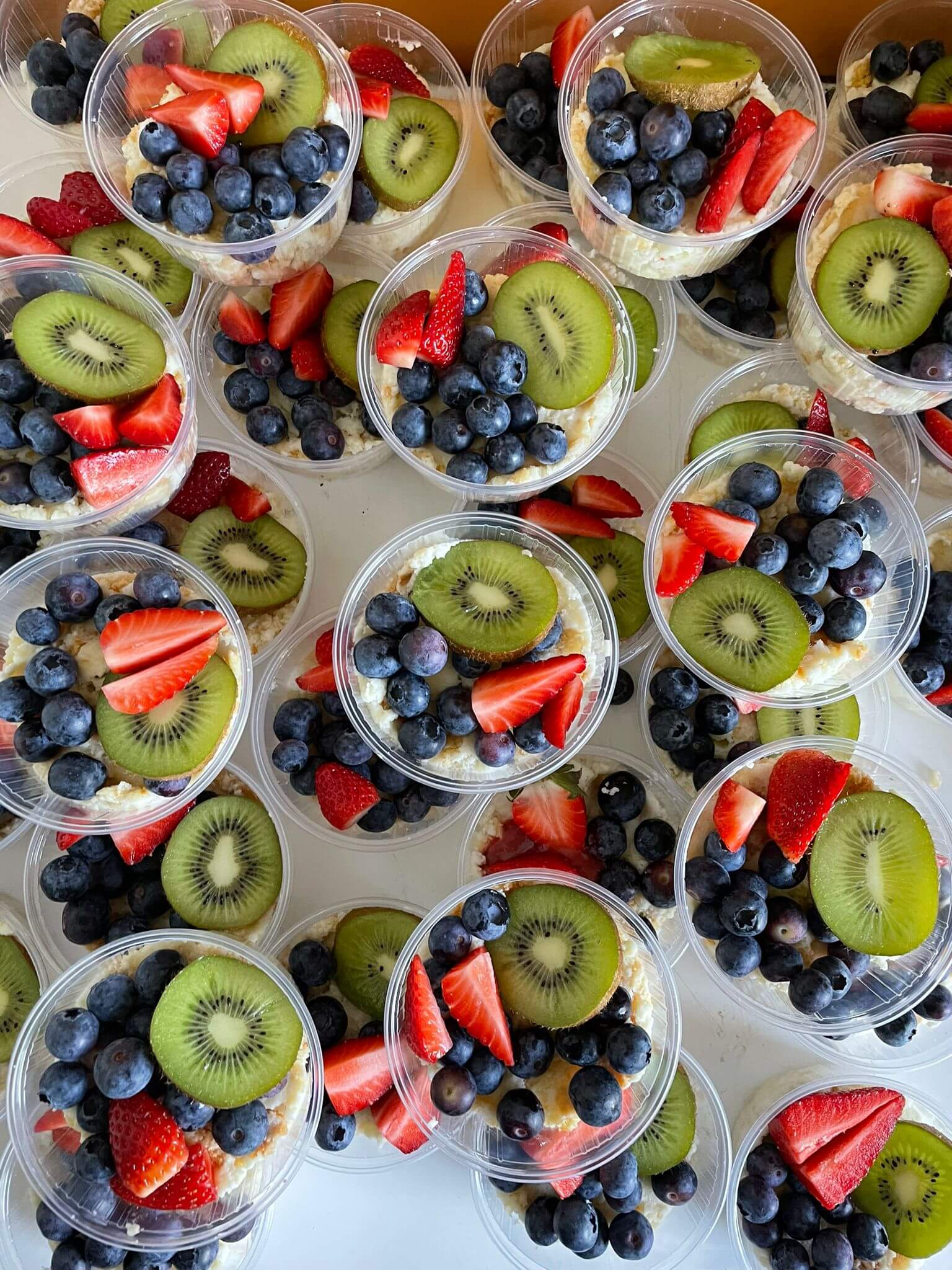 Fruchtbecher Mit Kiwi Heidelbeeren Und Erdbeeren