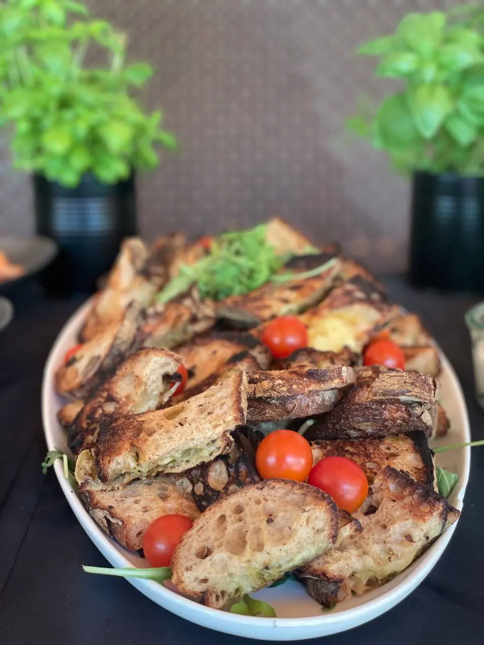 Geröstetes Brot Mit Kirschtomaten Catering