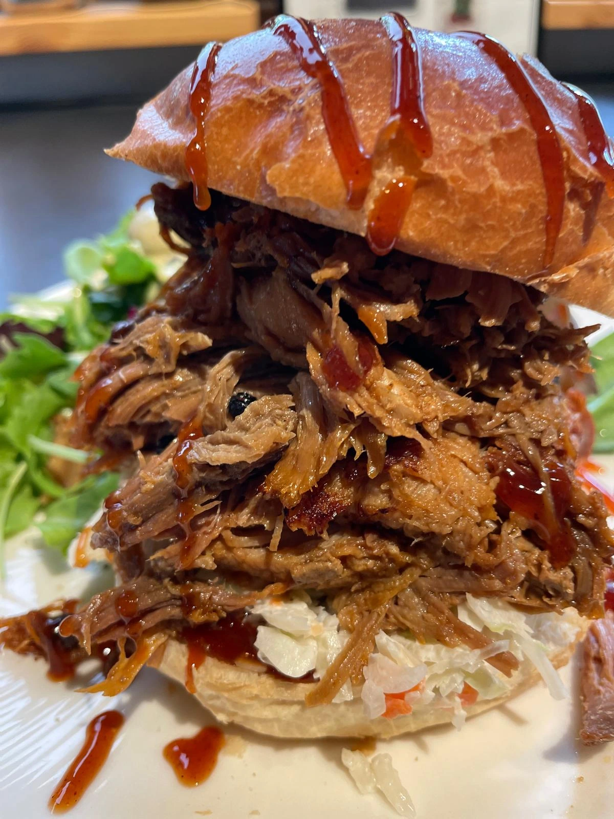 Pulled Burger Mit Coleslaw Und BBQ Sauce