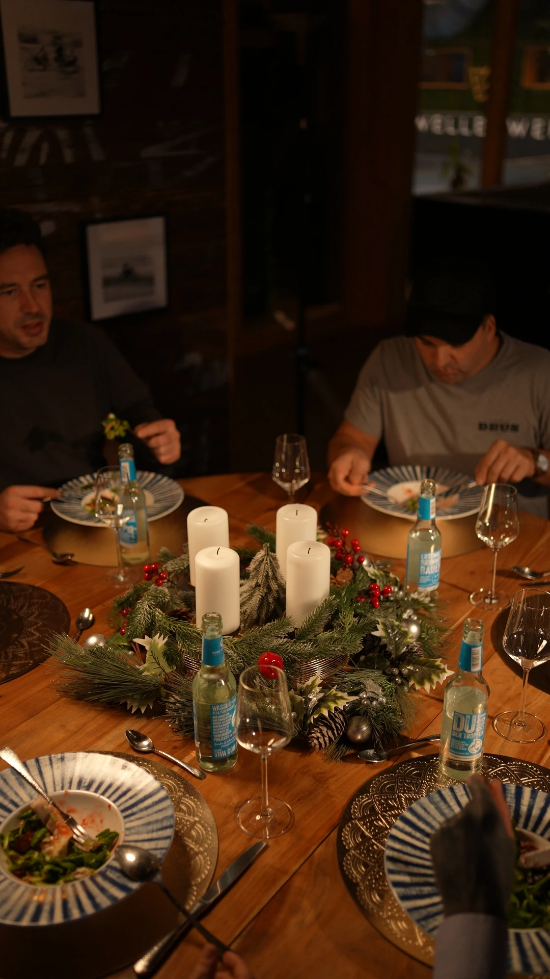 Weihnachtliches Festessen Mit Freunden Am Tisch